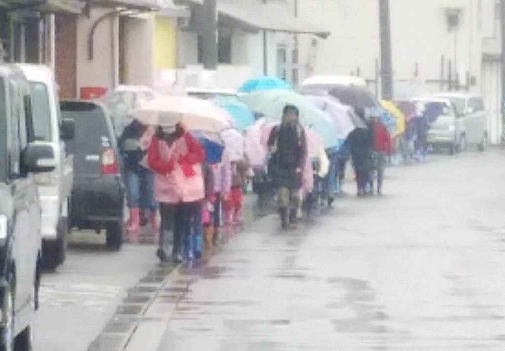 雨の登校 篠島小学校