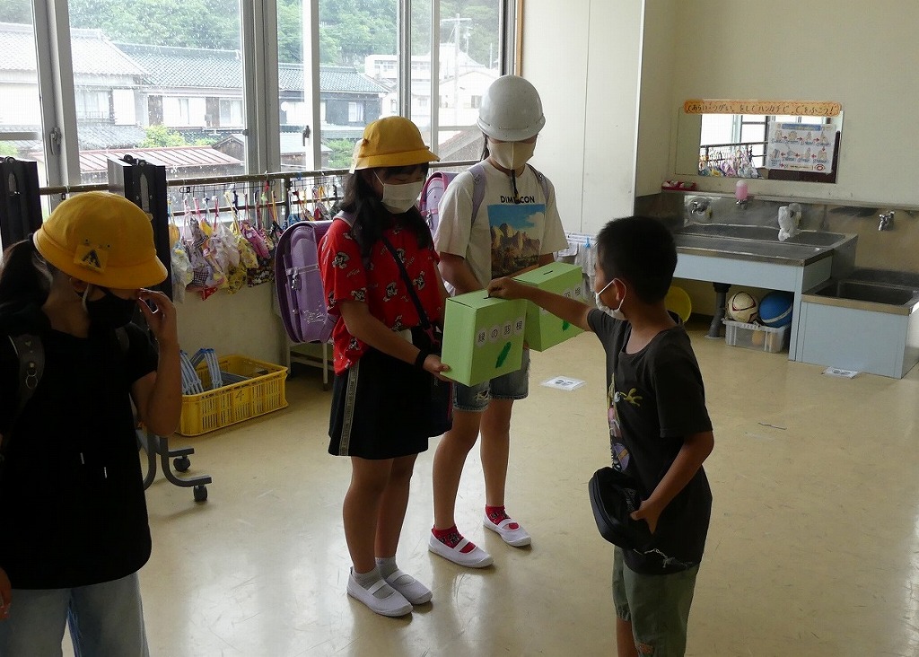 緑の羽根募金活動 南知多町立豊浜小学校