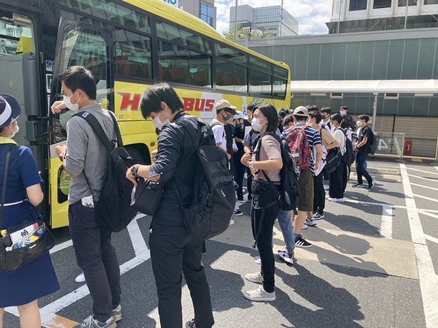 修学旅行 １日目 バスで東京ディズニーランドに向かいます ようこそ 内海中学校へ